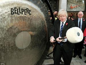 牛津大街改建十字路口正式使用開幕式上，倫敦市市長鮑里斯·詹森親自剪彩，並敲響預示一切順利的大鑼