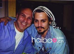 （圖）尼爾連 (左) 和約翰尼·德普 