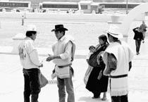 鎮中心廣場上幾位卓孜族居民在交談