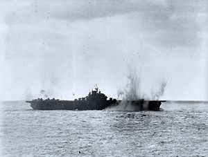 攻擊沖繩期間，一顆炸彈在艦側外落水爆炸，埃塞克斯號悻免於難。攝於1945年3月19日。