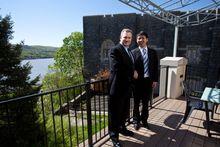 在西點軍校學習和將軍合影