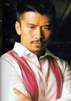 唐文龍飾演【峰】