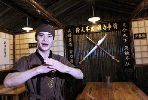 招呼客人的口頭語是：“大俠，你來啦，快請入座！”