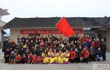 舞動人生在青安坪敬老院與老人們合影