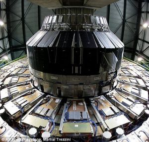 歐洲粒子研究中心的科學家使用“磁瓶”長時間地存儲反物質。