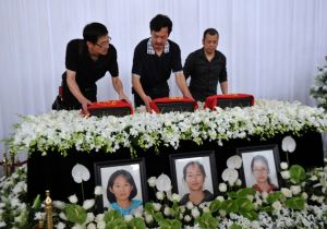 8月1日上午，在韓亞客機失事事件中遇難的江山中學學生王琳佳、葉夢圓、劉易芃追思儀式在江山殯儀館舉行。
