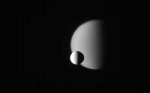 土衛三正從卡西尼號和土衛六間穿過