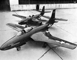 XF2D-1 與 XFD-1 的對比照片，可以看出“女妖”比“鬼怪”大了一圈，而且外形更趨流線