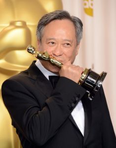 第85屆奧斯卡頒獎禮，李安親吻獎盃