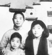 雷燁（中）1934年時和弟弟妹妹的合影