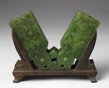 清乾隆碧玉獸面紋雙筒形花插 清乾隆碧玉獸面紋雙筒形花插