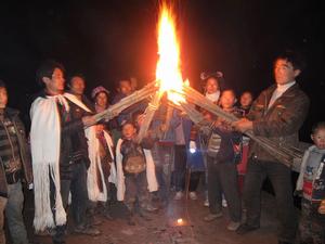 點燃火把準備驅趕妖魔