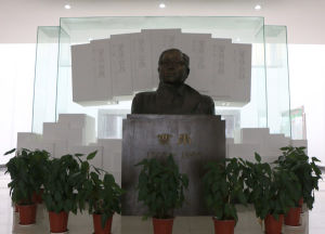 曹禺序廳正中的曹禺銅像