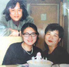 一家人，夫婦二人與前夫女兒貝怡儂