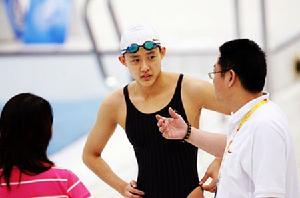 隊員王群（中）在“水立方”訓練時聽教練指導