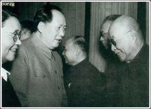 李德全（左一）與毛澤東同志