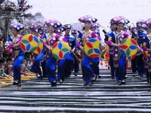 壯族美女歡快唱山歌