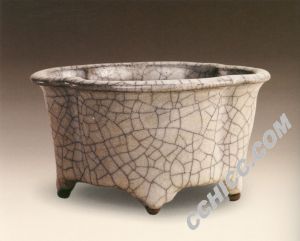 宋哥窯海棠式花盆 宋哥窯海棠式花盆