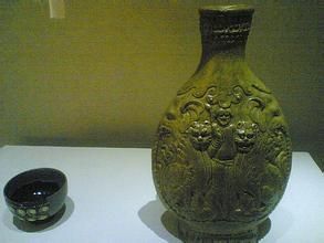 青釉人物獅子紋瓷扁壺 青釉人物獅子紋瓷扁壺