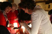 義大利友人向國粹苑藝術家學習剪紙