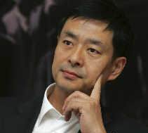 濮存昕眉宇間還有未從角色中跳脫出來的惆悵