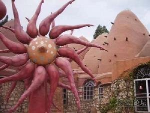 在“土著巢”中坐落著兩座巨大的美腿風車