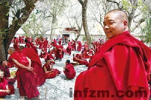 次成喇嘛是白駒寺寺管會的副主任，具體負責安排十一世班禪喇嘛的接待任務，他深感責任重大