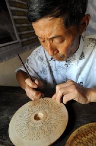 吳魯衡羅經店第七代傳人吳水森在為羅盤書寫盤面