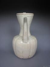 宋青白釉瓜棱形執壺