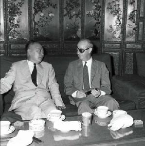 (圖)1958年7月13日,中國國務院副總理兼外交部長陳毅在北京會見加拿大《環球郵報》總編輯達爾格里希。