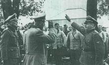 科普勒正站在多爾曼將軍的左側