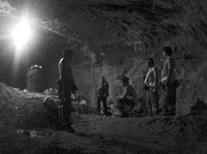 10月13日，33名智利礦工在井下被困69天后，成功獲救。他們在井下得以長時間生存，是因為有井下避難所。