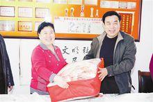 2010年3月3日，周恩義慰問三八紅旗手李艷傑