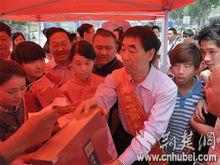 信陽市委書記王鐵展會現場賣茶