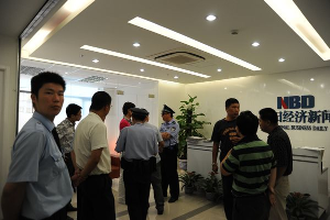 上海警方在現場對此次事件進行處置