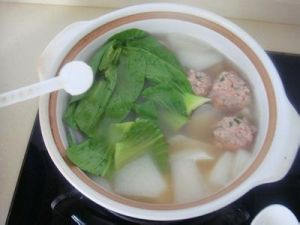蘿蔔肉丸青菜湯 蘿蔔肉丸青菜湯
