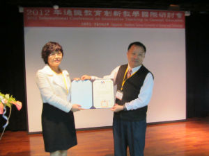 孫方良在“兩岸四地通識教育國際高峰論壇”（台灣）與南台科技大學校長戴謙教授、香港教育學院顏明仁教授、新加坡學者李偉雄執行長等一起作主旨演講。圖為：孫方良接受台灣南華大學副校長李坤崇教授頒贈演講嘉賓證書。