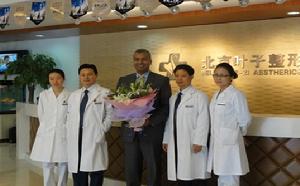 艾爾建副總裁與授權醫師合影