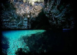 這是梅利薩尼岩洞裡的地下海水湖，地處希臘凱法利尼亞島附近，1953年的一場地震使洞穴的頂部坍塌，露出了現在的模樣。