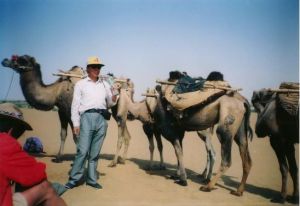 1992年年張繼民在橫穿塔克拉瑪乾大沙漠途中。