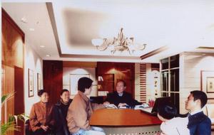 謝永玉醫師為患者診脈