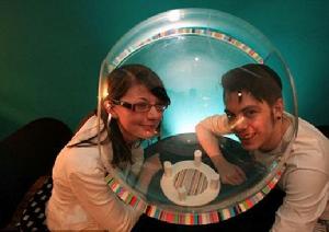 可以固定在桌子上的情侶款“交流泡”。