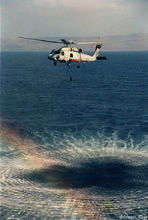 在SH-60直升機下放的就是沉浸聲納