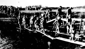 東北民主聯軍渡過伊通河，向德惠運動