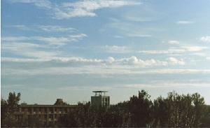 圖中是兩層高積雲，上層高積雲分布較高，下層堡狀高積云云底較平，雲頂向上凸起幾個雲泡，呈堡壘狀。