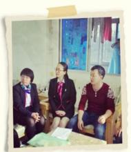 李玲校長與王鳳霞教導到隨遷子女家庭送溫暖