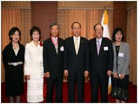 右三為韓國外交部部長宋旻淳 右二為豐田董事長張富士夫