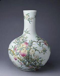 清乾隆粉彩九桃瓶 清乾隆粉彩九桃瓶