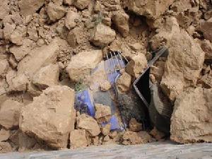 （圖）被塌方土石掩埋的第一輛貨車