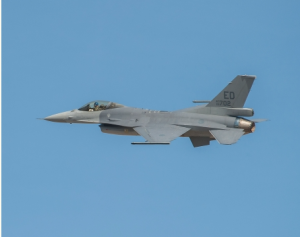 洛克希德馬丁公司發布的F-16V戰鬥機首飛照片 